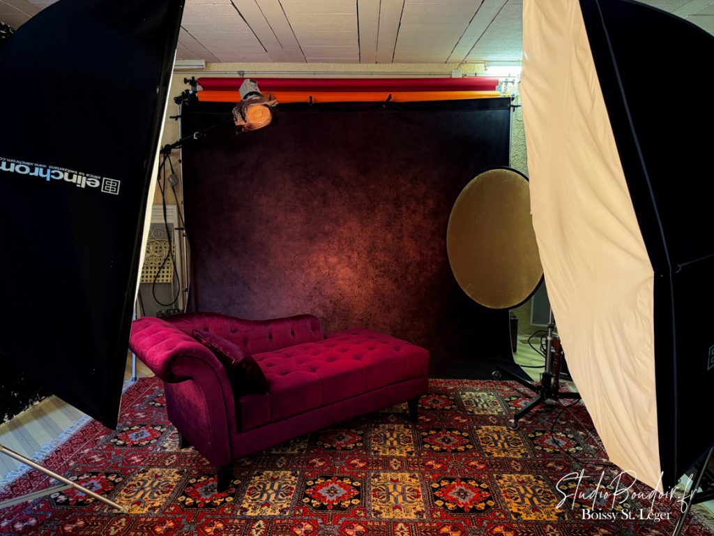 Prêt pour une photo Boudoir décor du studio avec fond style Rembrandt et lumières professionnelles