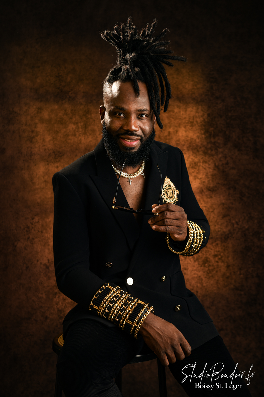 Portait pour book d'un homme Martiniquais très stylé en costume