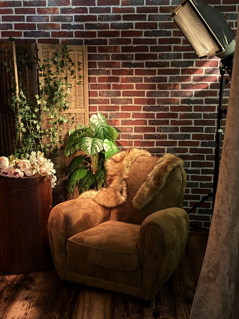 un fauteuil club pour une ambiance cosy décor intime et cosy style loft recrée en studio