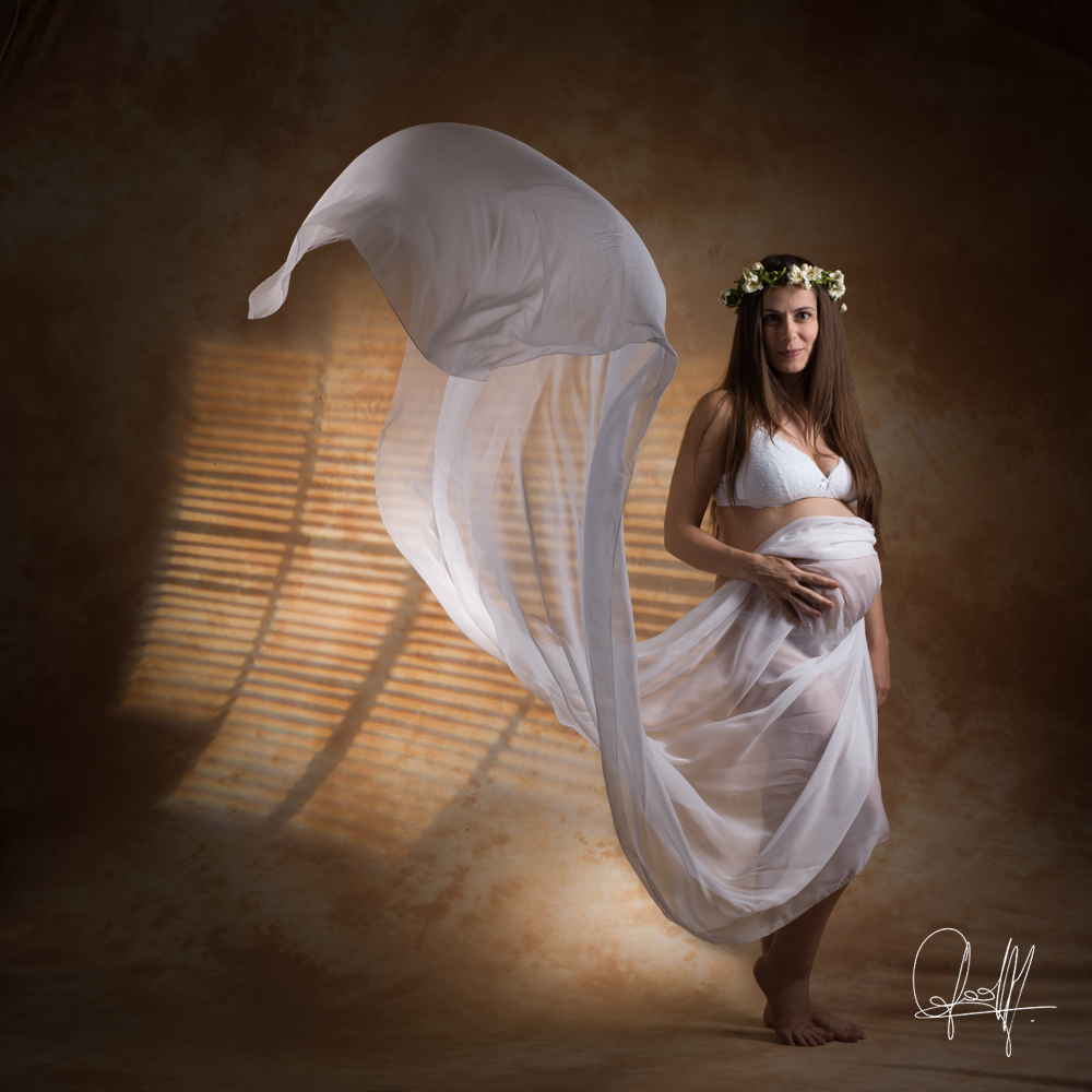 on s'envolle séance photo grossesse avec voile et vent dans le studio