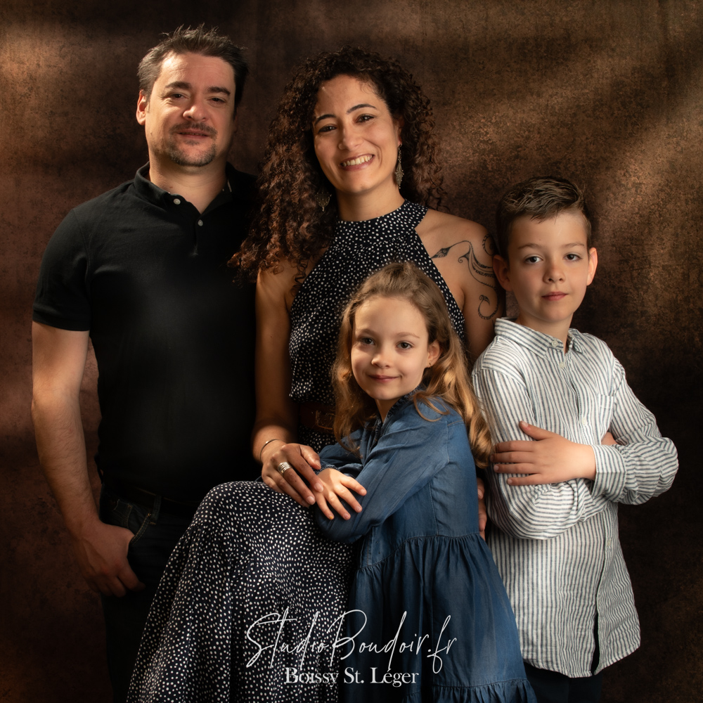 Pap, Maman et les enfants ...tout le monde au studio pour une belle photo de famille Jolis Portrait de famille avec bel éclairage au studio boudoir à Boissy Saint Léger, dans le Val de Marne