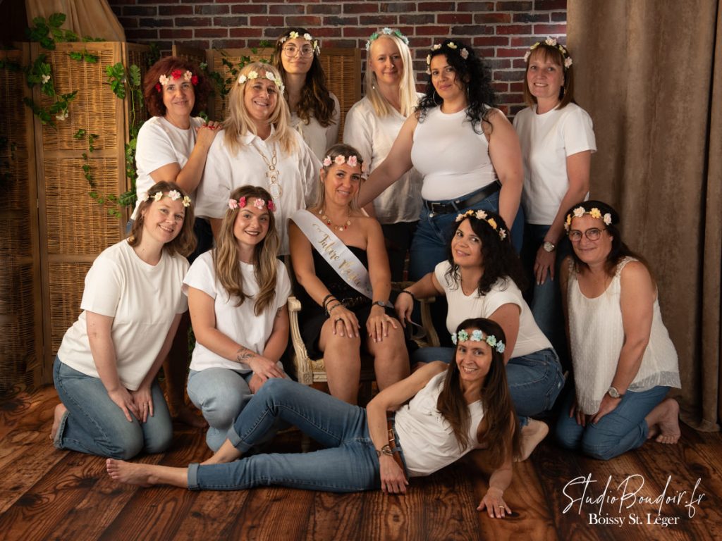 un petit groupe adorable autour de leur amie pour un evjf Shooting pour un Enterrement de vie de jeune fille - EVJF -