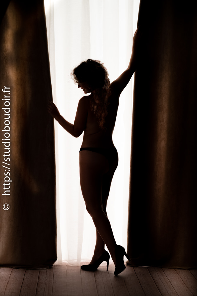séance boudoir, le contre jour au studio Séance photo boudoir en contre-jour près d'une baie de lumière sur parquet en bois au Studio Boudoir, sur Boissy Saint Léger, Créteil, Santeny, le 94