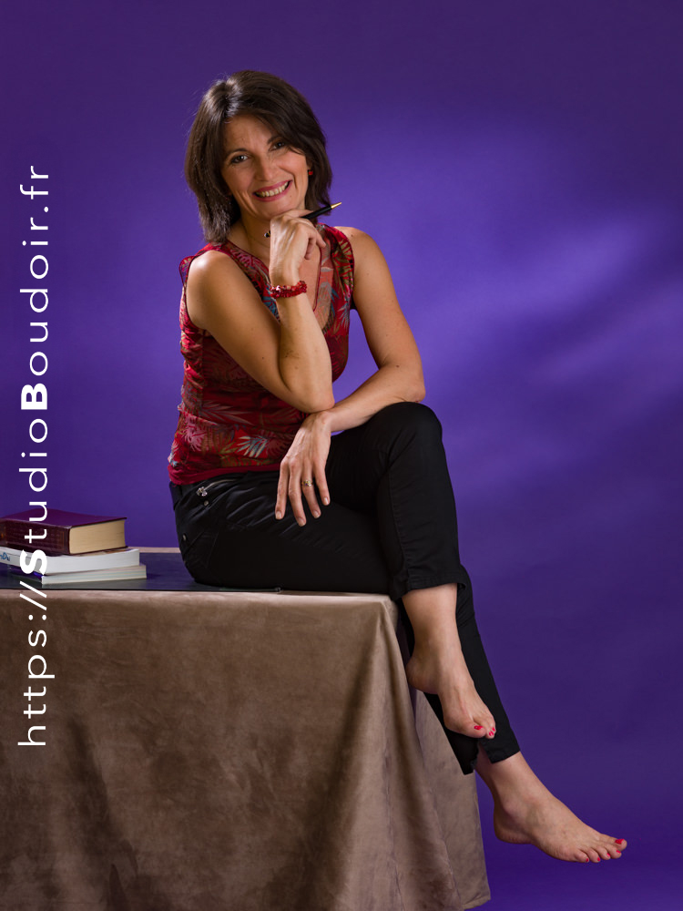 Changez de style pour vos photos corporate ... portrait corporate pour réseaux sociaux et entreprise, sur fond de couleur violet avec un bureau de traavil