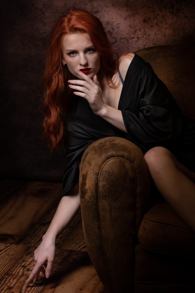 la beauté à tomber par terre Portrait pour book mannequin sur fauteuil avec une magnifique jeune femme rousse