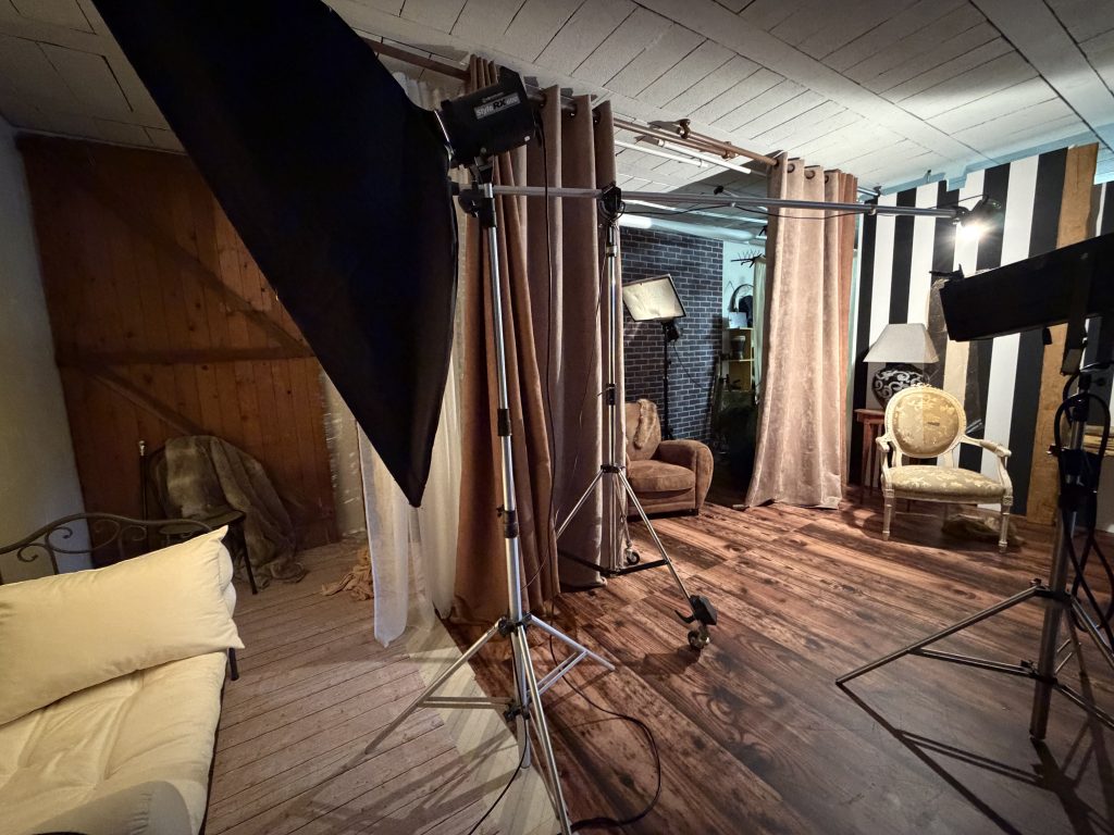 une pêtite vue des différents plateaux du studio ... Une grande variété de plateaux et de décors pour réaliser les portraits et shooting. près de créteil , de Sucy en brie, d'Ormesson, de Santeny, à Boissy Saint Léger