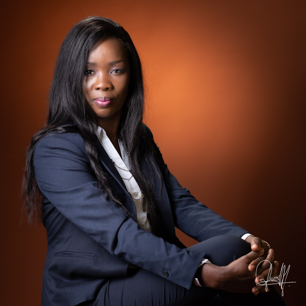 photo corporate avec une jeune femme Antillaise femme Antillaise photographié pour ses resaux sociaux et son CV à Boissy Saint Léger