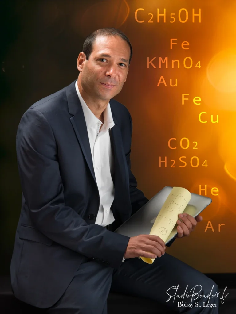 on peut être professeur Portrait corporate d'un cadre scientifique tenant une feuille de notes avec symboles chimiques graphiques, Studio Boudoir à Boissy-Saint-Léger