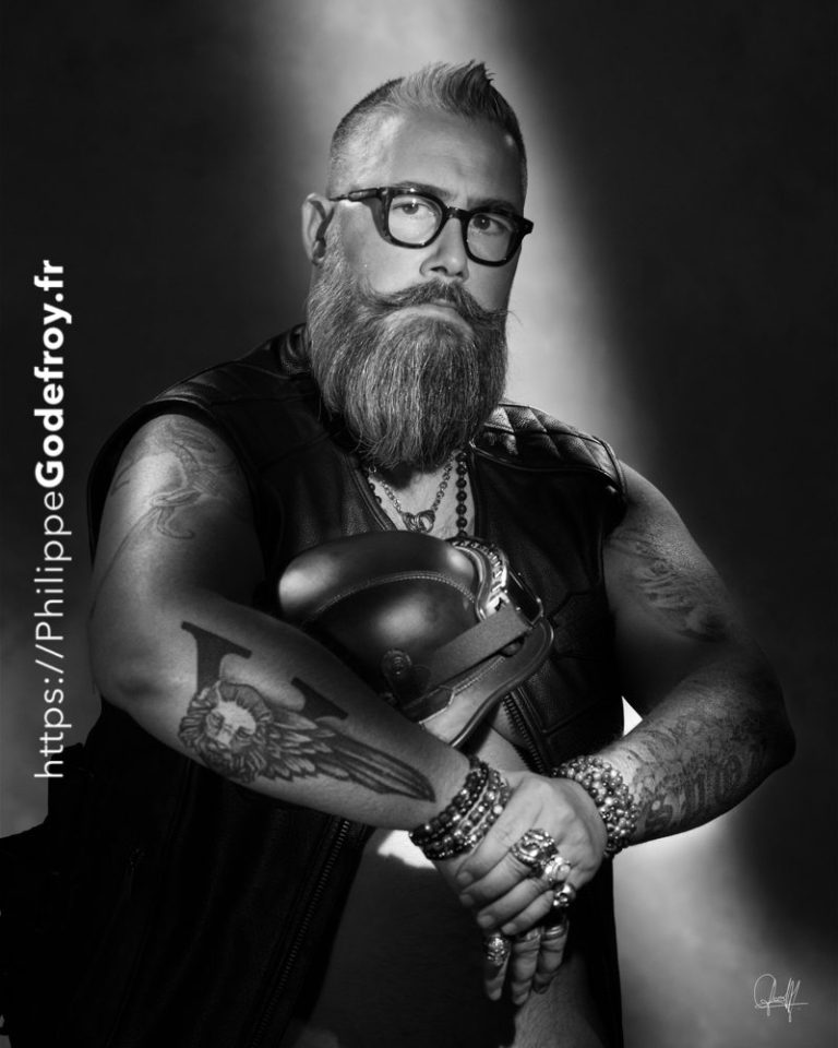 Un vrai motard sous les projecteur photo cinéma en noir et blanc, Studio Boudoir à Boissy Saint Léger, Val de Marne