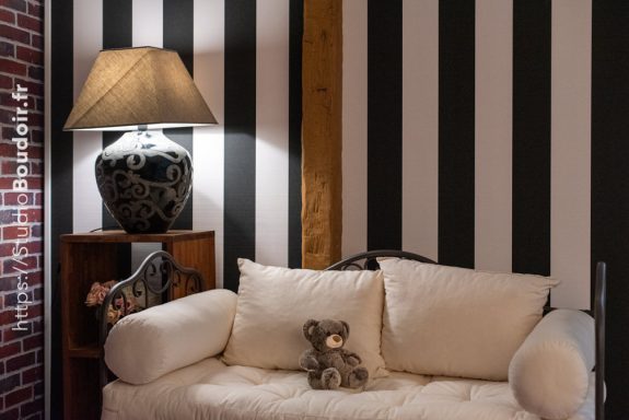 Décor canapé blanc et lampe pour shooting intime au Studio Boudoir à Boissy Saint Léger