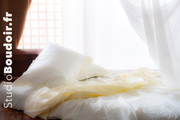 Décor chambre avec baie vitré pour Shooting Boudoir au Studio Boudoir à Boissy Saint Léger.