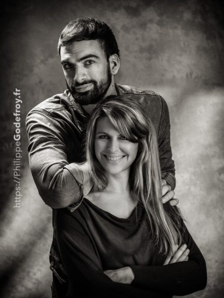 Portrait de couple en noir et blanc au studio, moment intime et élégant