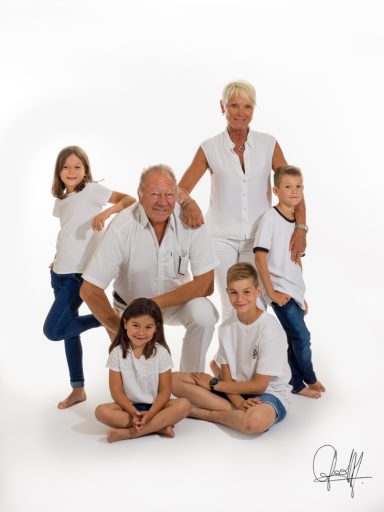 Portrait de famille sur fond Blanc, avec Papy, Mamie et les petits enfants  au studio Boudoir à Boissy Saint Léger dans le Val de Marne