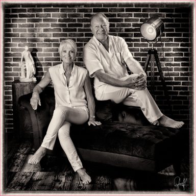Photo de couple quinquagénaire en noir et blanc dans un décors de loft au Studio Boudoir à Boissy Saint Léger