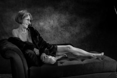 Shooting Boudoir avec femme retraitée Portrait boudoir en noir et blanc d'une femme mature réalisé au StudioBoudoir à Boissy-Saint-Léger