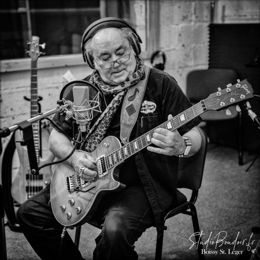 Photo d'un guitariste Photo artistique en noir et blanc d’un musicien avec sa guitare