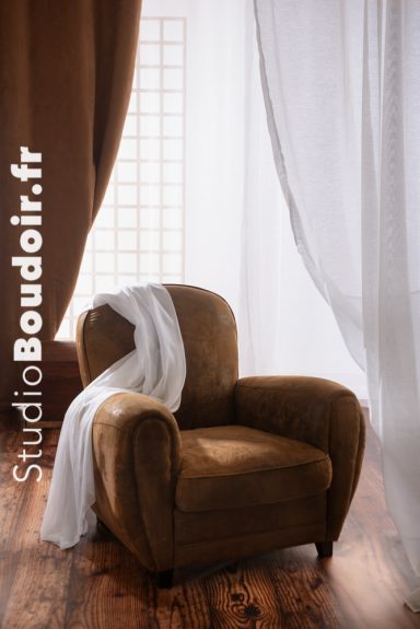 Fauteuil club en velours pour décors de Photo Glamour au Studio Boudoir dans le Val de Marne