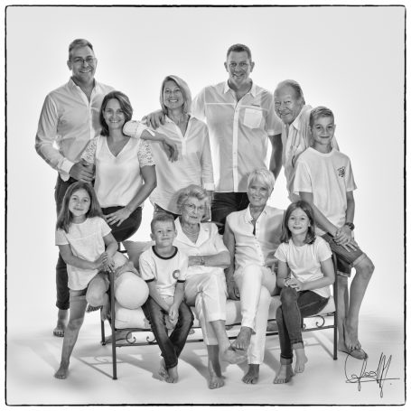 Portrait de famille XXL au studio, toutes générations réunies, moment chaleureux et complice
