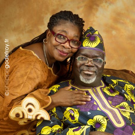 Portrait de couple dans un décor et ambiance africaine au studio, moment tendre et élégant