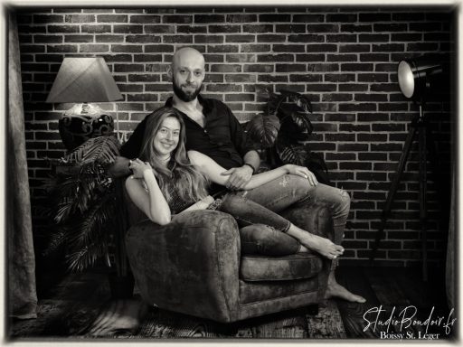 Photo de couple en Noir et Blanc réalisé dans un décors loft style Chicago