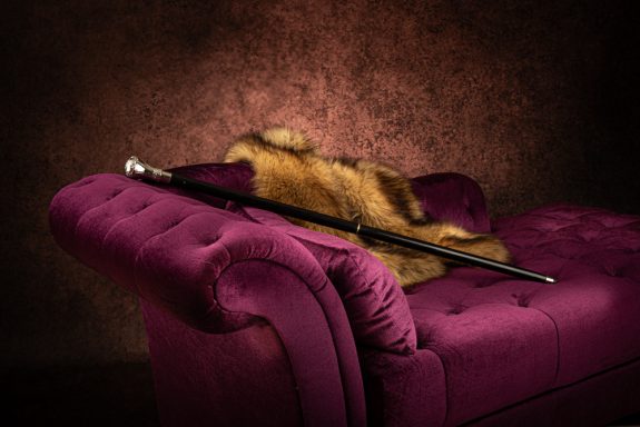canapé, canne et fourrure pour décors de Portrait Glamour au Studio Boudoir à Boissy Saint Léger - 94