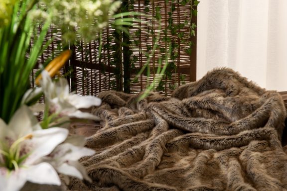 décors pour Photo Boudoir avec des fleurs et des fourrures dans le Val de Marne