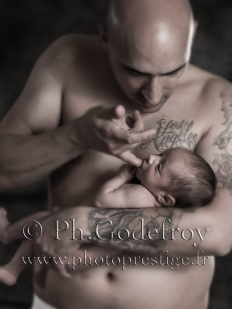 Portrait intime de papa et son bébé au studio, moment tendre et complice