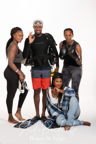 Photo de famille d'Antillais en tenue de sport sur fond blanc, réalisée au Studio Boudoir à Boissy Saint Léger , dans le Val de Marne.
