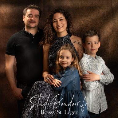 Séance photo famille avec Papa Maman et 2 enfants, au Studio Boudoir à Boissy Saint Léger, 94
