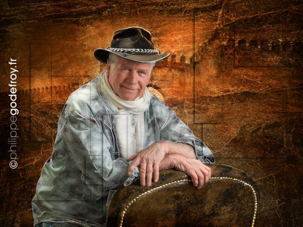 Portrait Glamour d'un monsieur dans le style Indiana Jones. Tableau d'après le shooting du studio