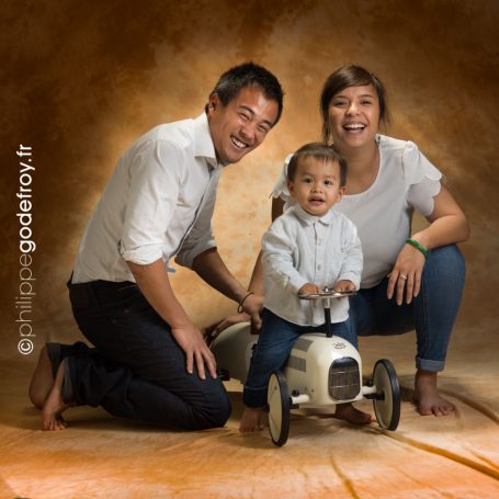 Portrait intime d’un parent avec son enfant au studio, moment tendre et complice