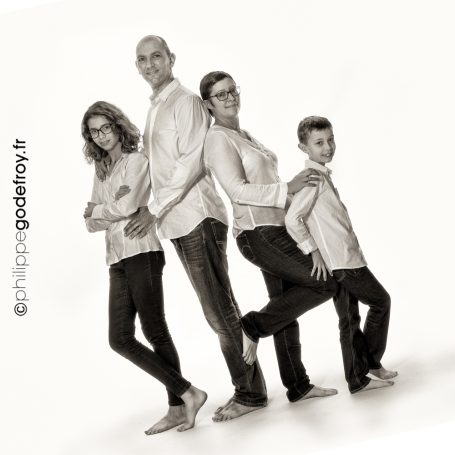 Portrait créatif de famille en studio, photo prise en angle original pour un style dynamique