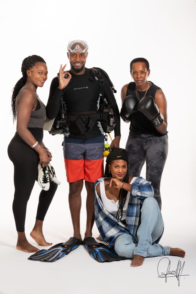 Venez tel que vous êtes !... Photo de famille antillaise sur fond blanc