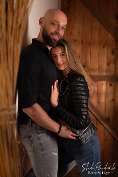 séance photo couple au Studio sur fond bois
