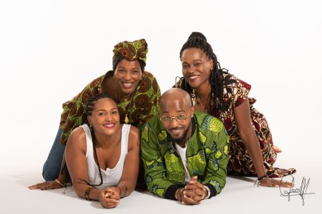 Portrait de quatre frères et sœurs au studio, moment complice et naturel