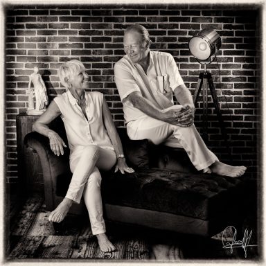 photo de couple en noir et blanc sur un canapé