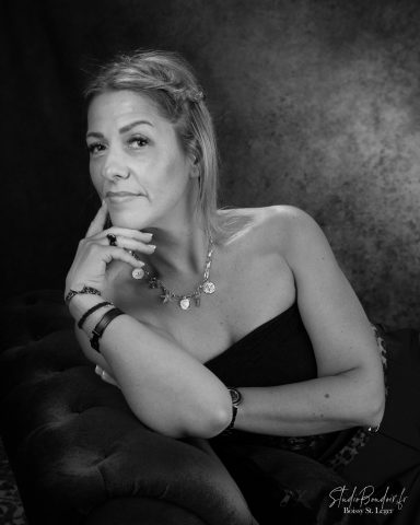 j'y pense ! .... Portrait de femme en Noir et blanc au Studio